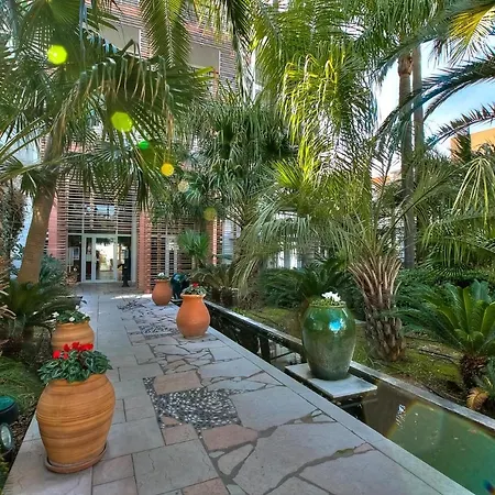 Апартаменты Penthouse Vue Avec Rooftop,jacuzzi,et Parking Prive Антиб