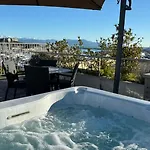 Penthouse Vue Avec Rooftop,jacuzzi,et Parking Prive Lägenhet Antibes